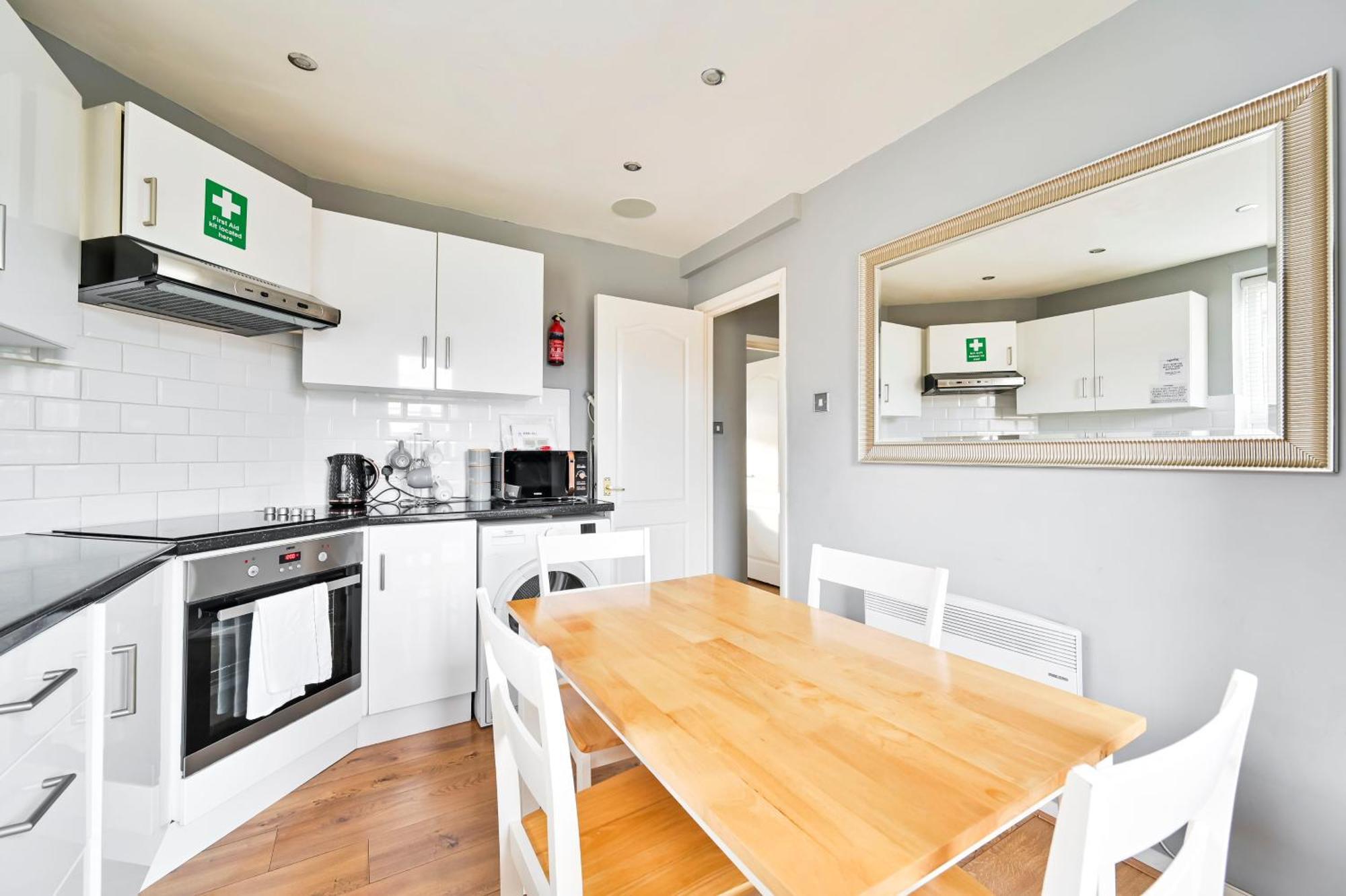 Cosy 1-bed E15, Sleeps 4, 1 Min From Tube Station Near O2 Arena * London