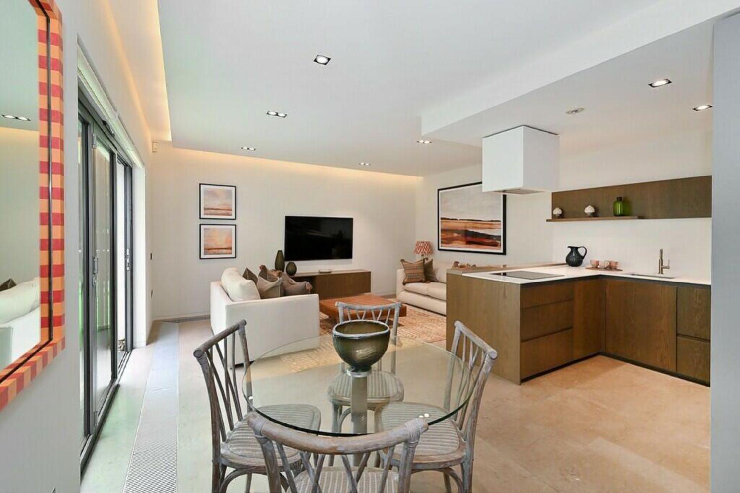 4 Million Pound Mayfair Parklane Large Luxury Sleeps 6 120sqm Apartment