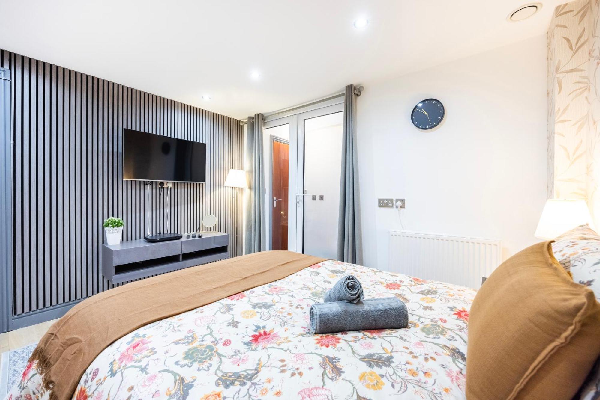 3 Bedroom By River Thames Apartment