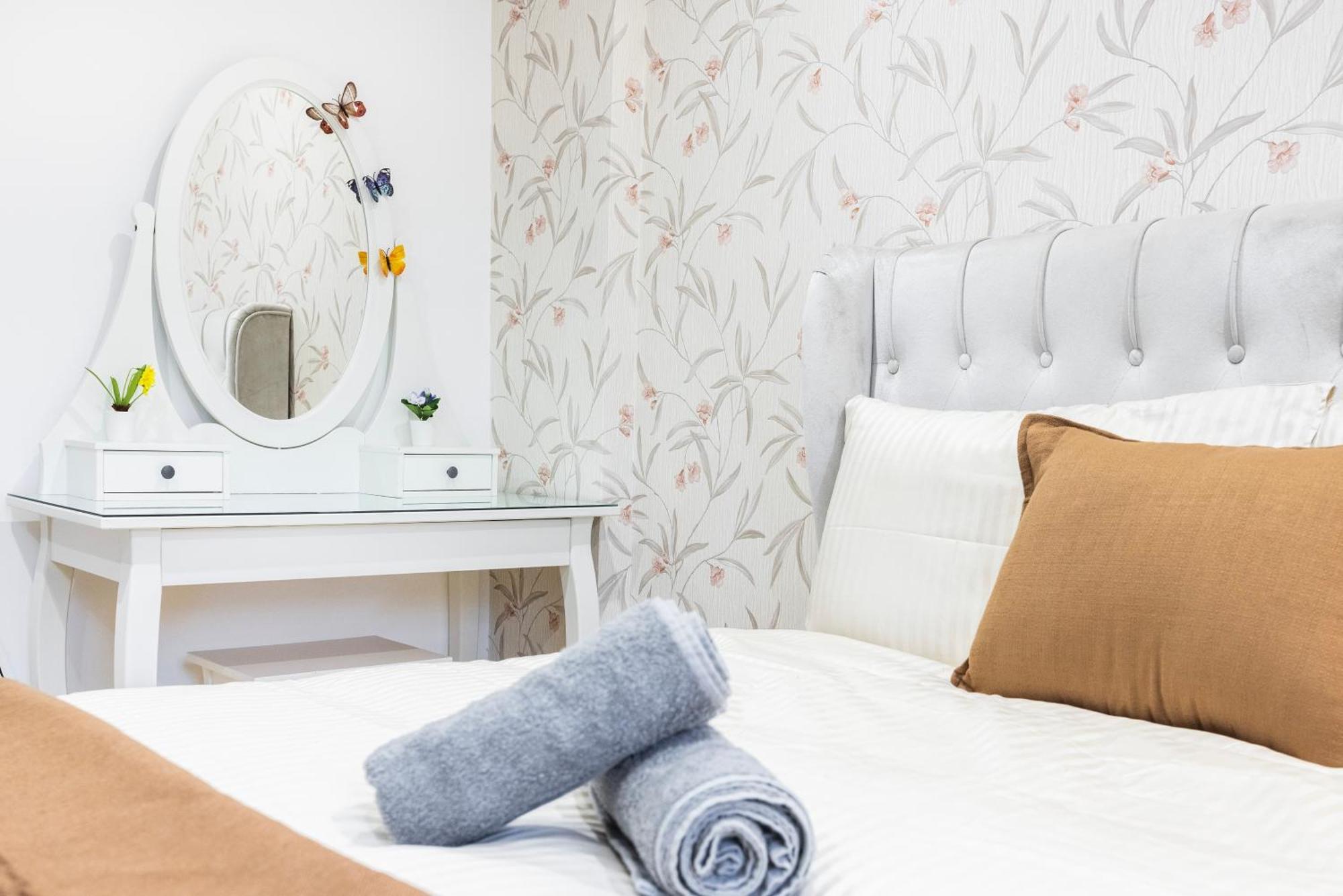 Apartment 3 Bedroom By River Thames *