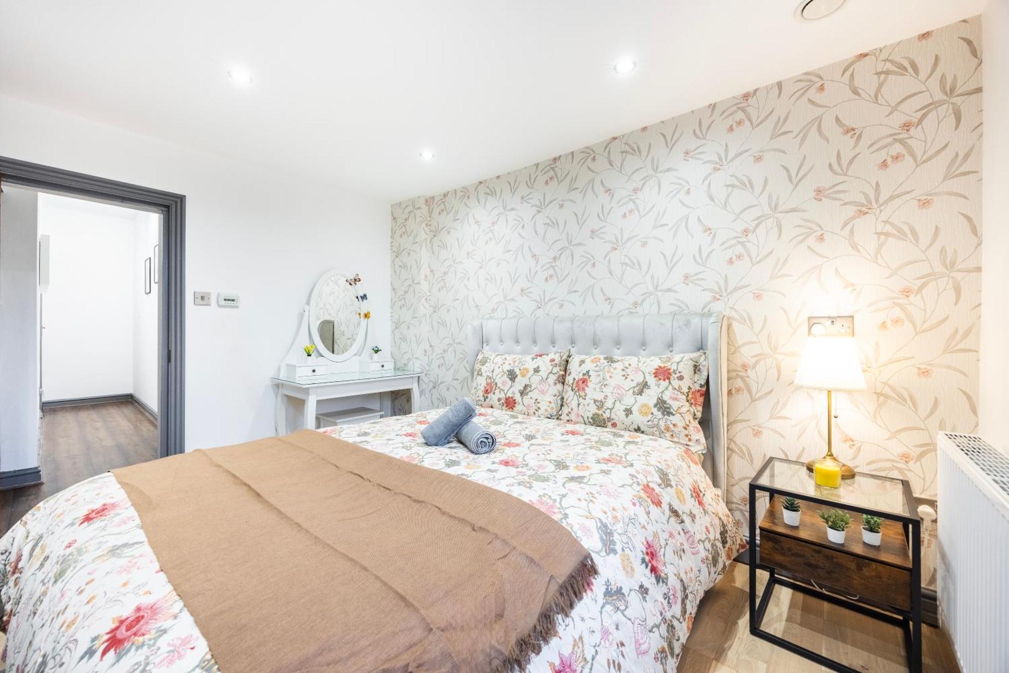 3 Bedroom By River Thames Apartment *