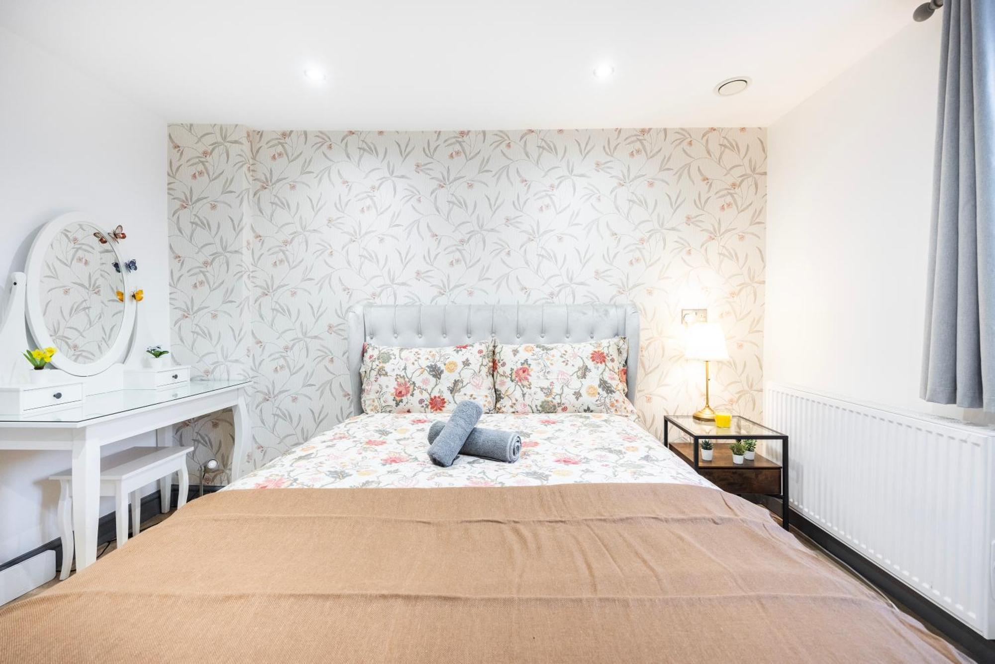 3 Bedroom By River Thames Apartment *