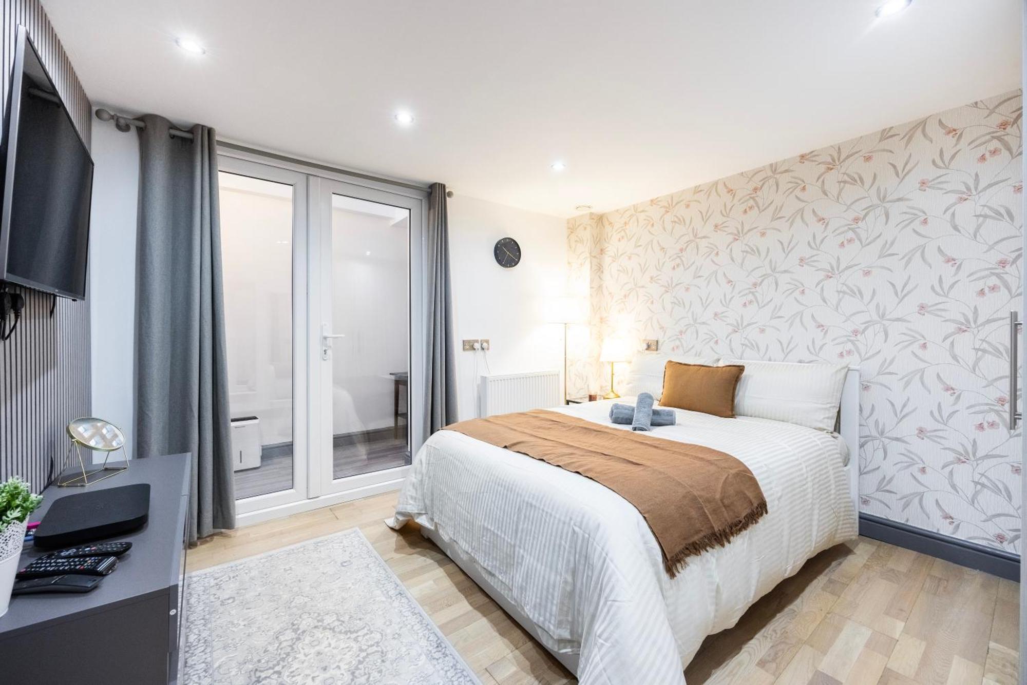 3 Bedroom By River Thames Apartment