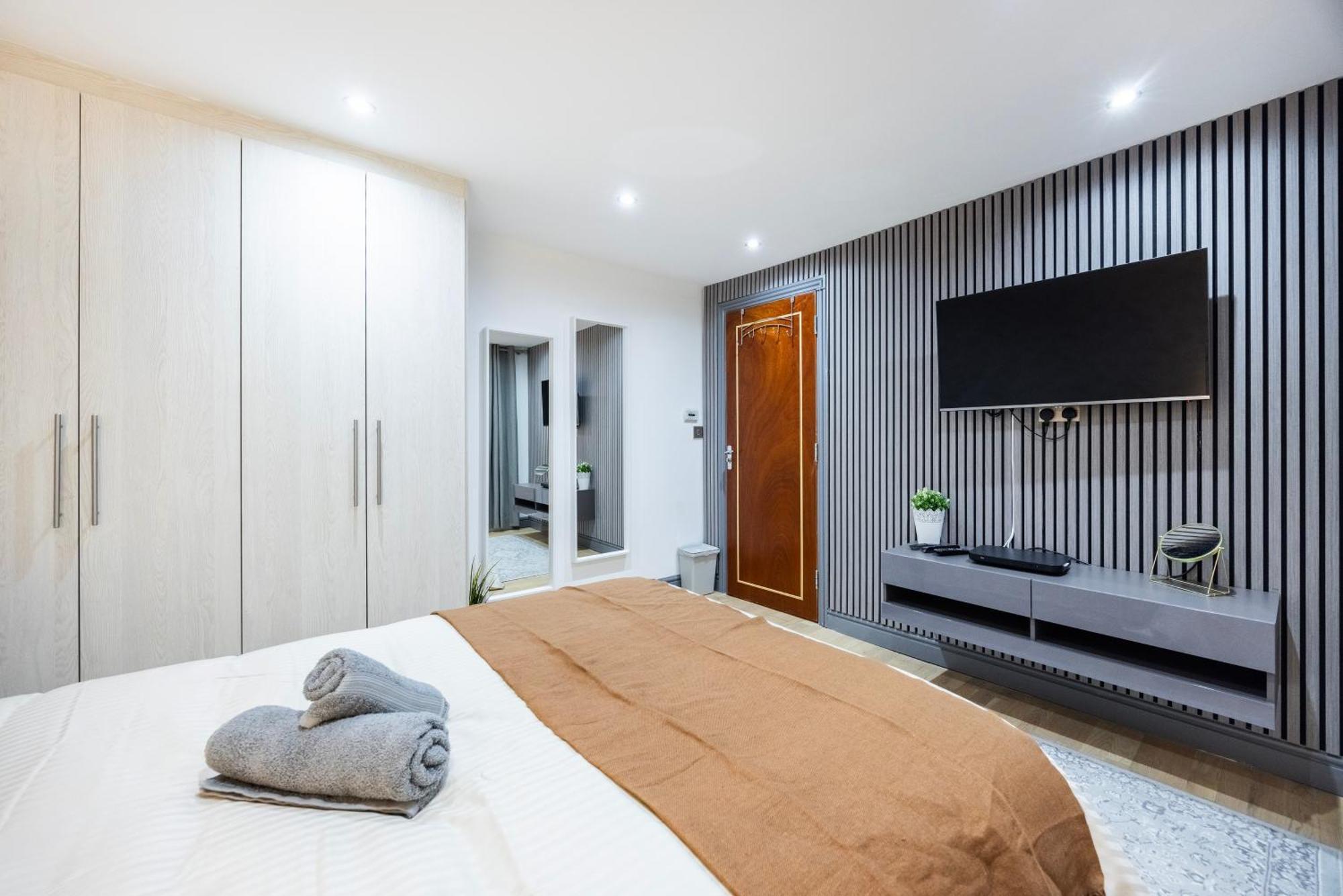 Apartment 3 Bedroom By River Thames *