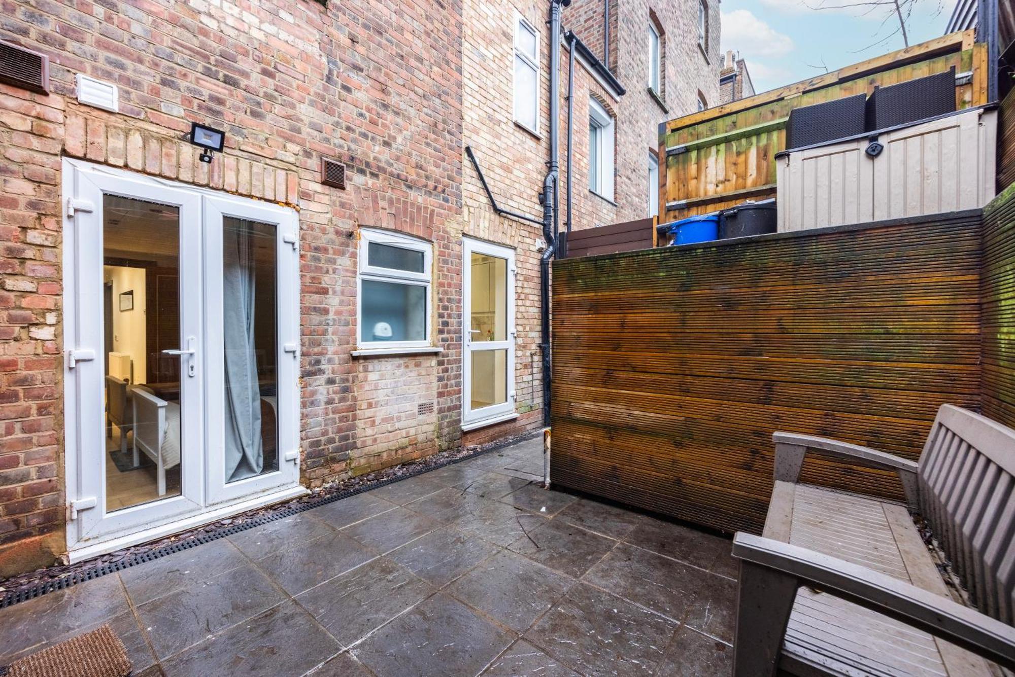 3 Bedroom By River Thames Apartment