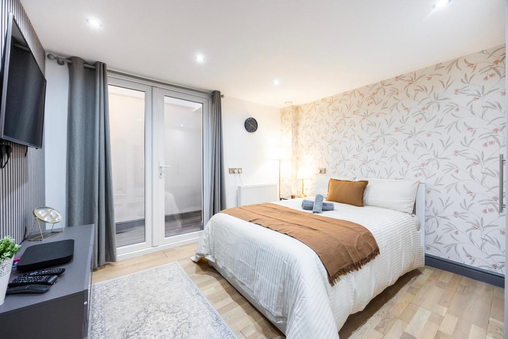 Apartment 3 Bedroom By River Thames *