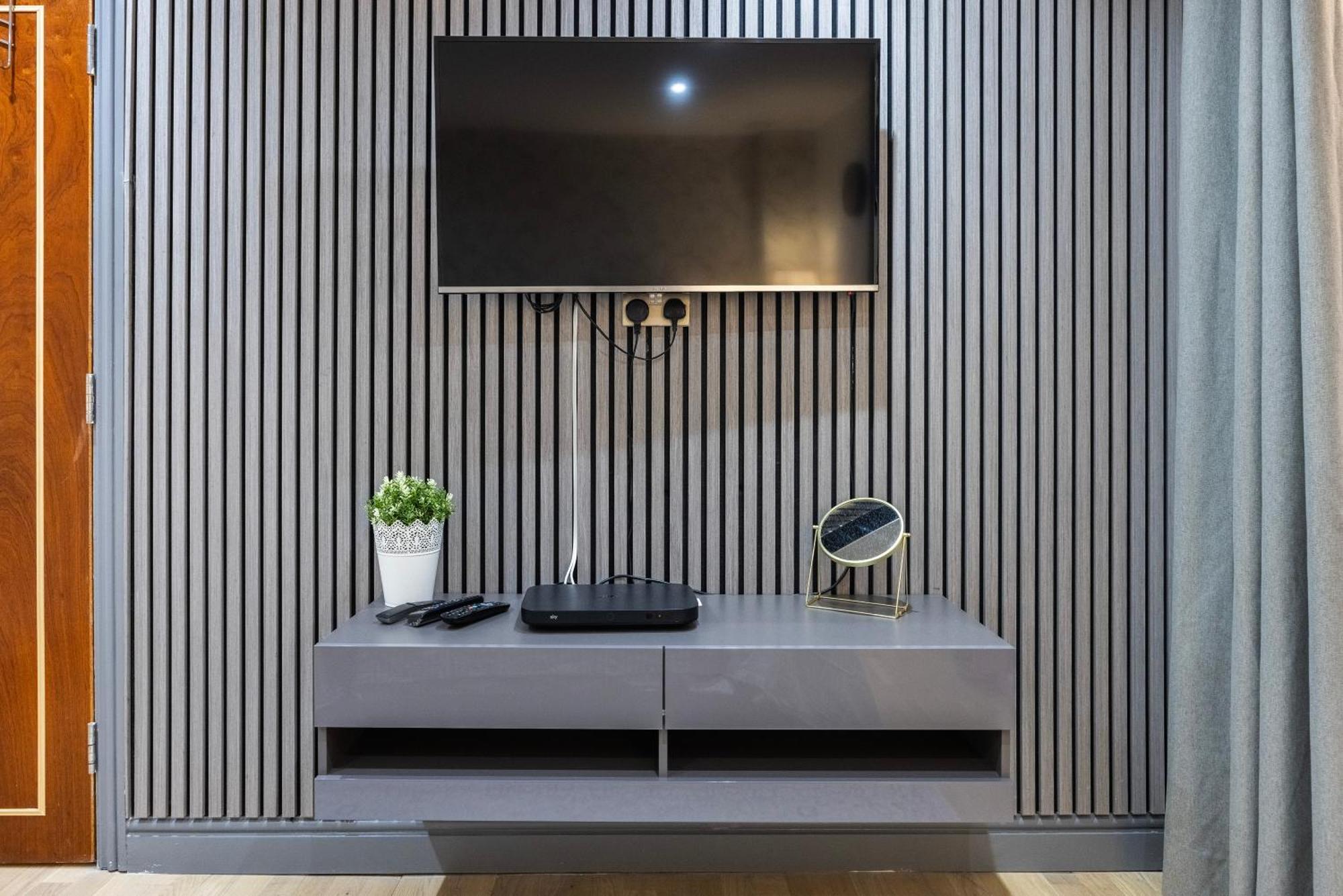 Apartment 3 Bedroom By River Thames