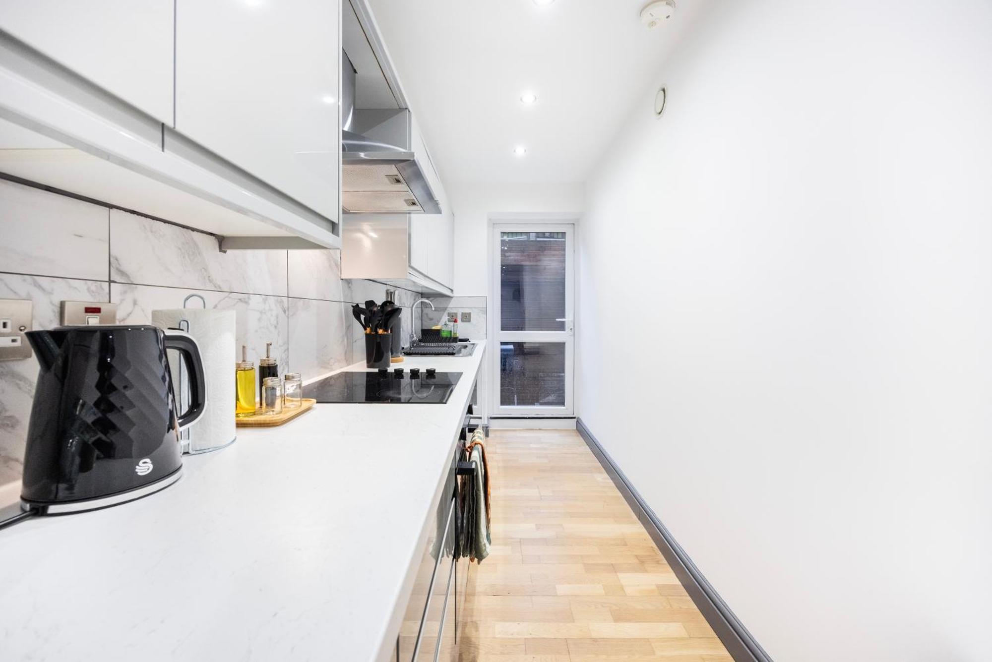 Apartment 3 Bedroom By River Thames *