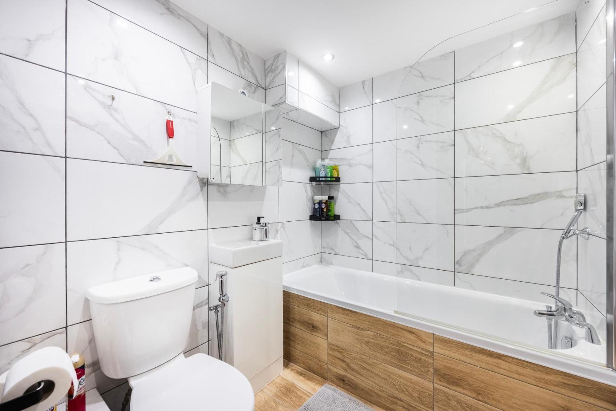 3 Bedroom By River Thames Apartment