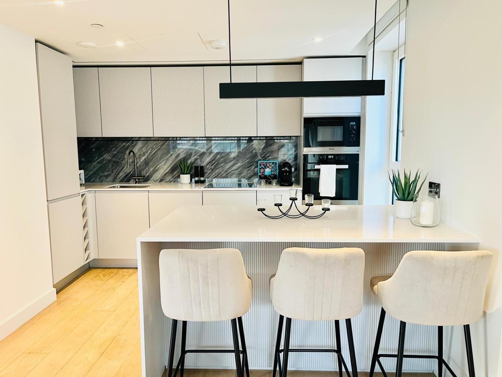 Apartment Luxury 2-Bed 2-Bath Apartment -White City -Steps To Tube Station