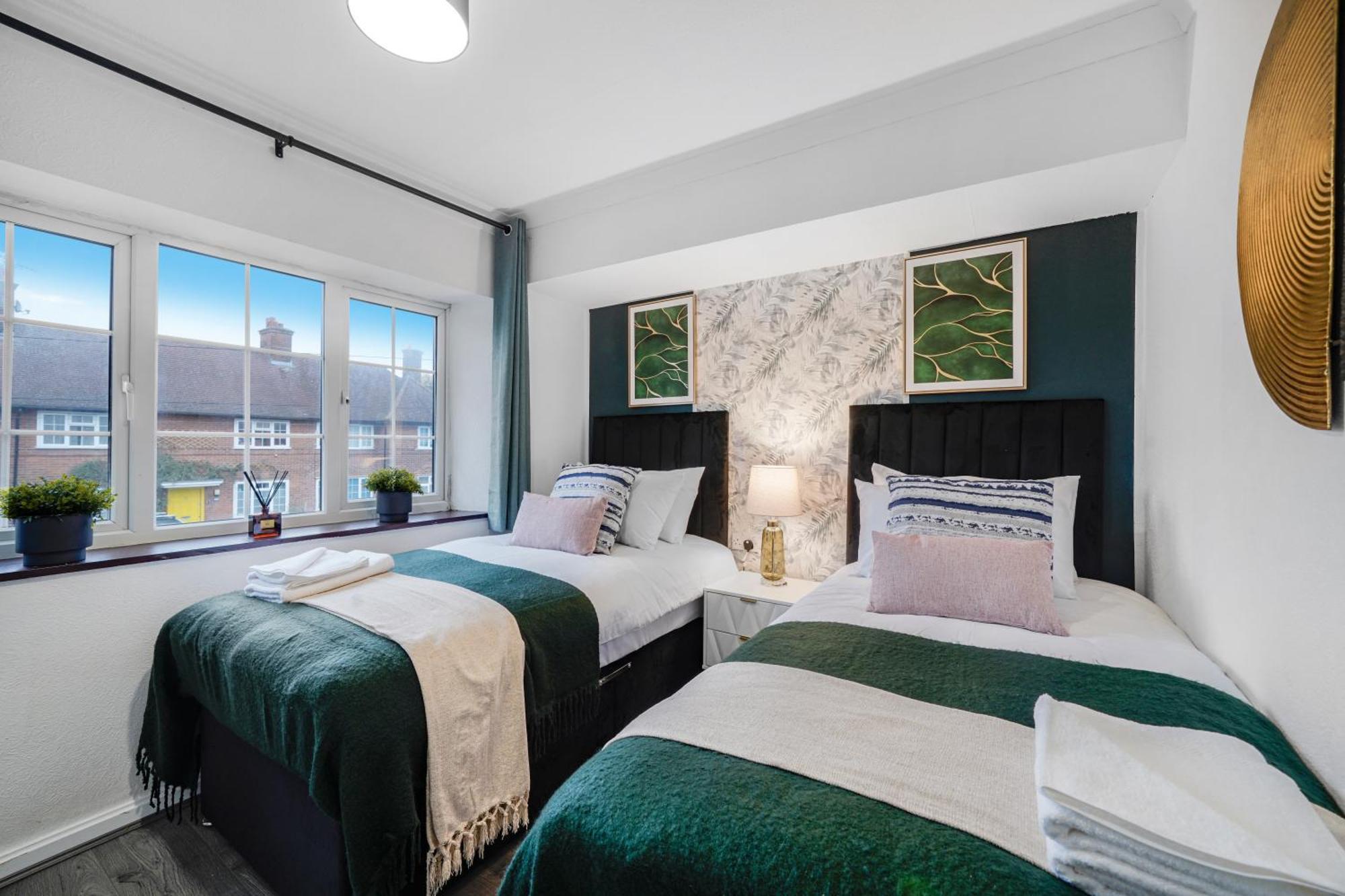 Shepherds Bush Abode - Garden - Sleeps 12 London