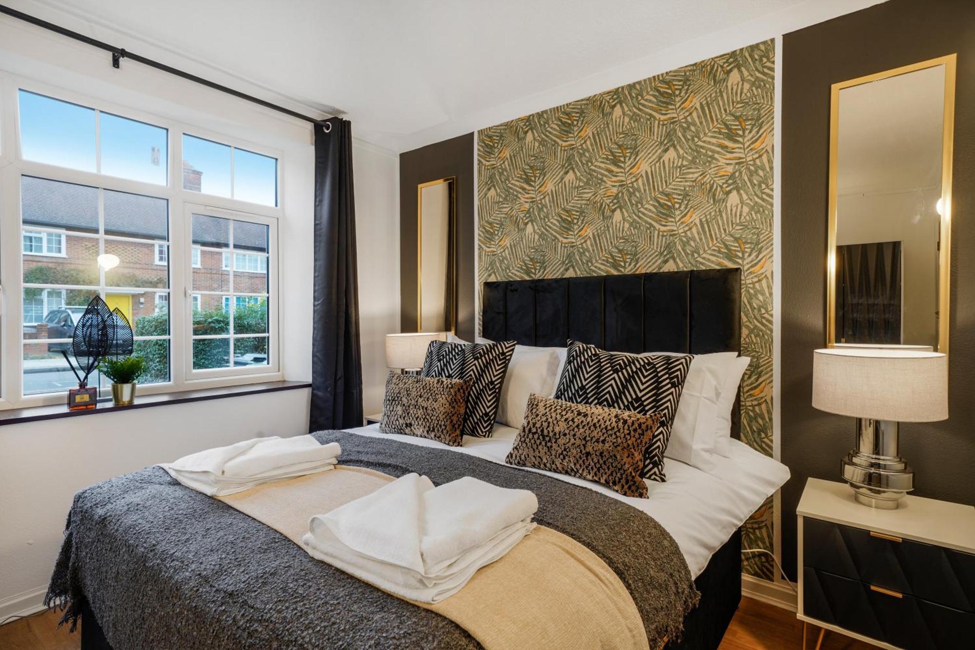 Shepherds Bush Abode - Garden - Sleeps 12