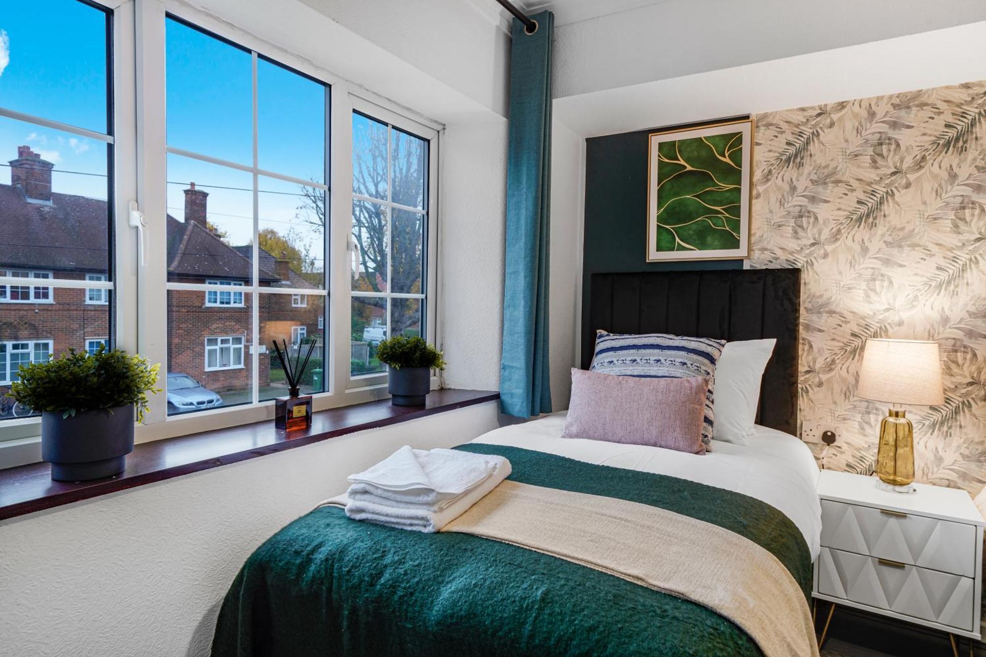 Shepherds Bush Abode - Garden - Sleeps 12 Holiday home *