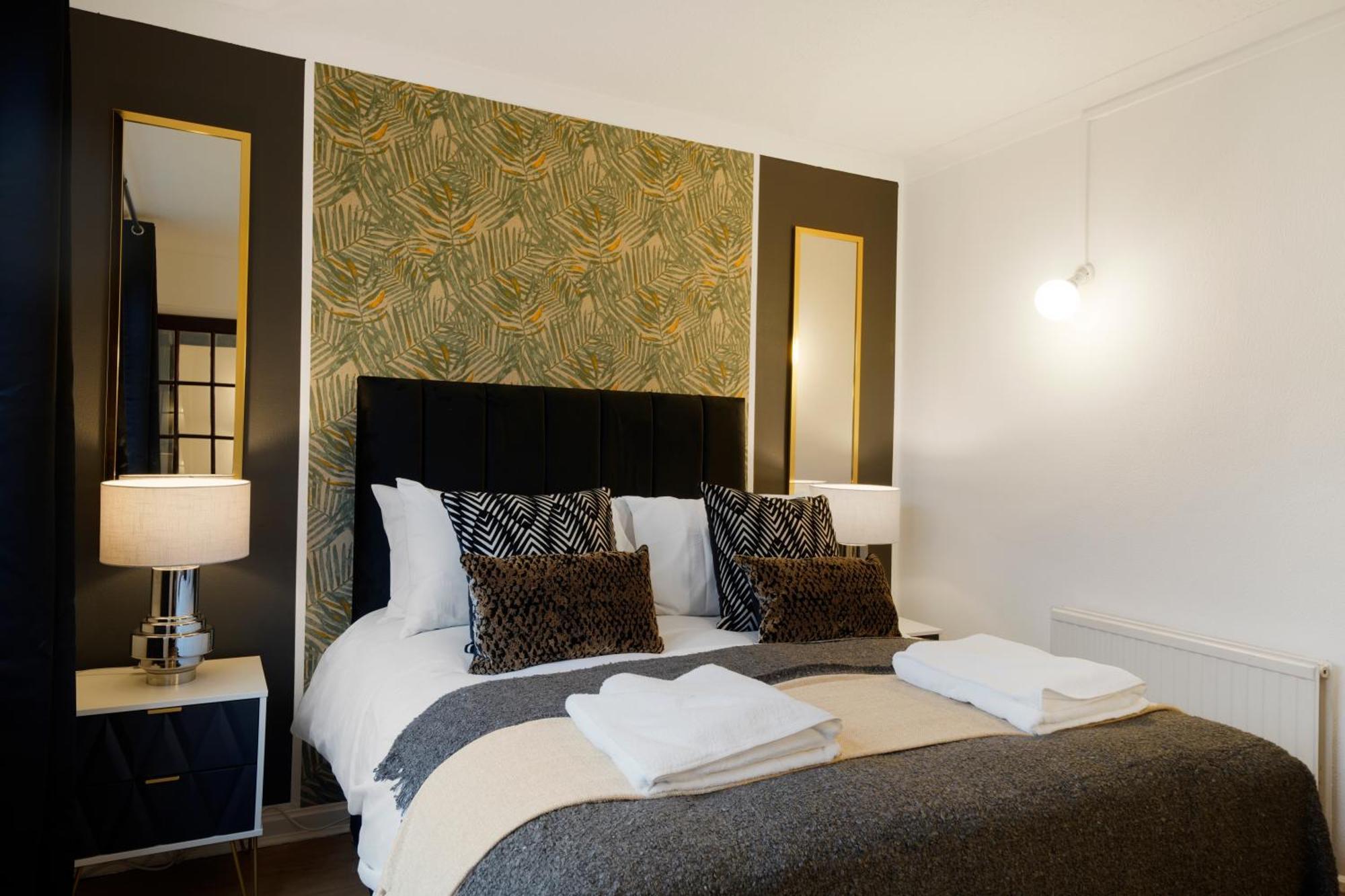 Shepherds Bush Abode - Garden - Sleeps 12 London