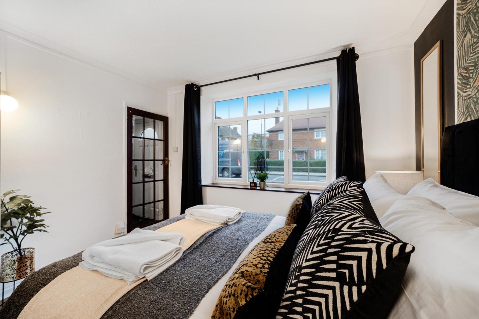 Shepherds Bush Abode - Garden - Sleeps 12
