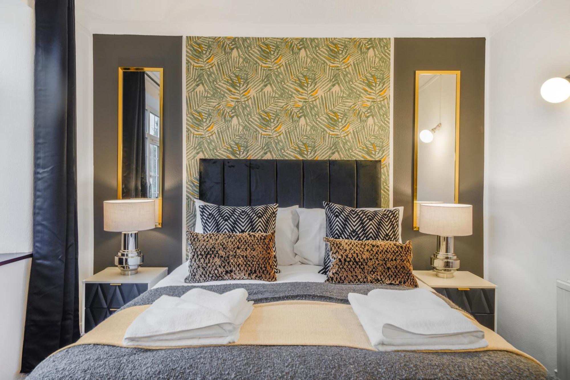 Holiday home Shepherds Bush Abode - Garden - Sleeps 12 London
