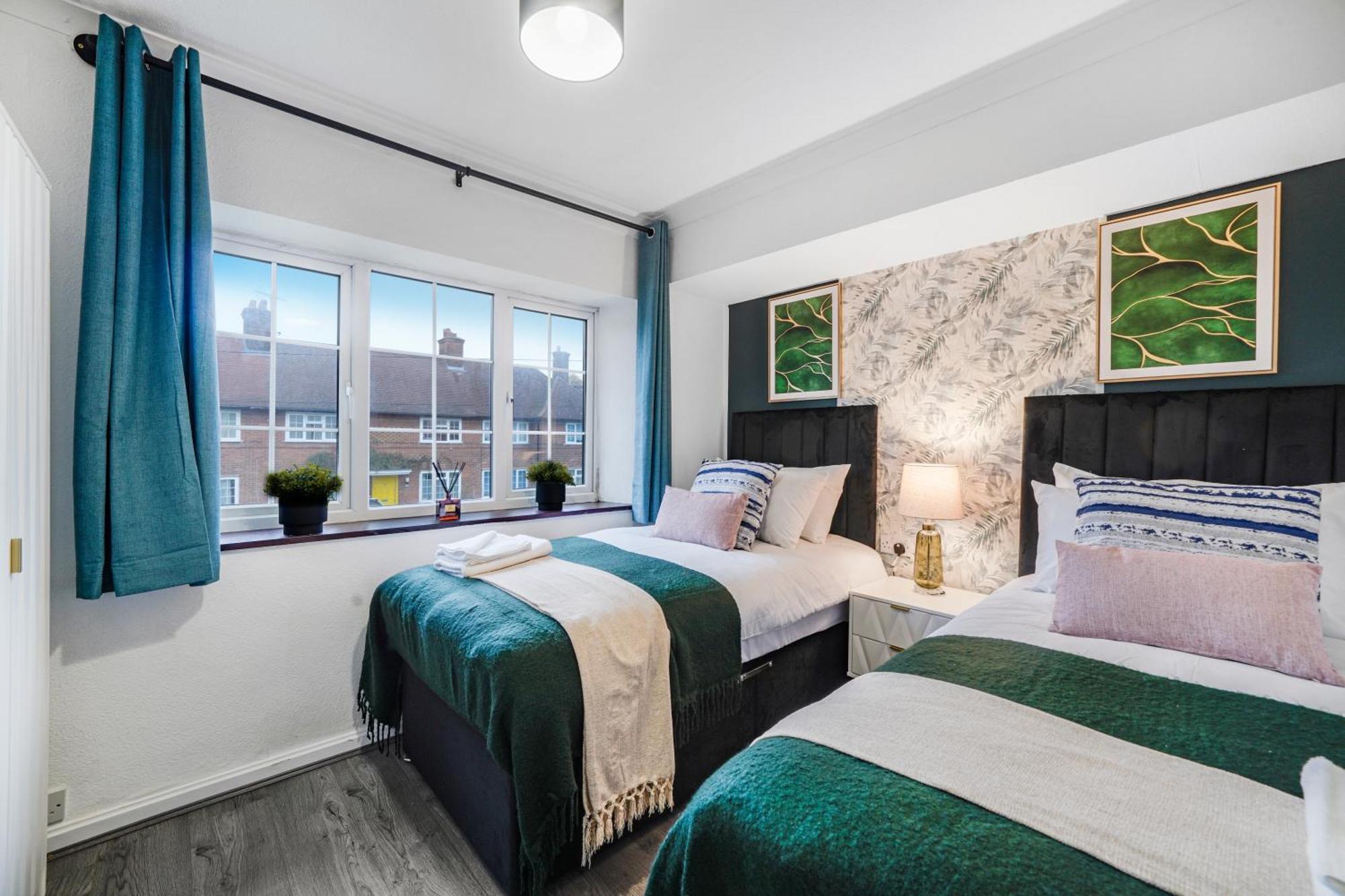 Shepherds Bush Abode - Garden - Sleeps 12