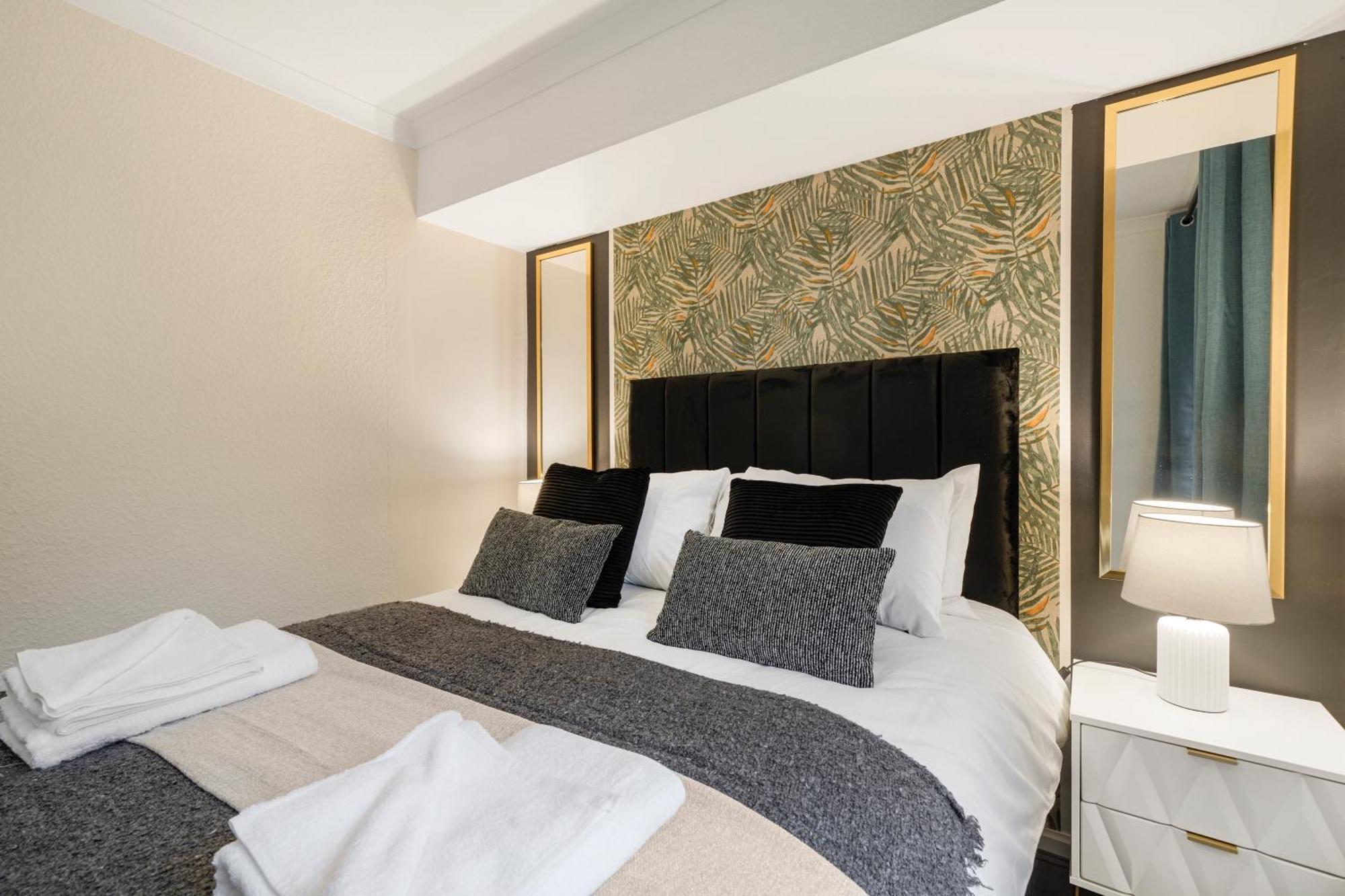 Shepherds Bush Abode - Garden - Sleeps 12 Holiday home
