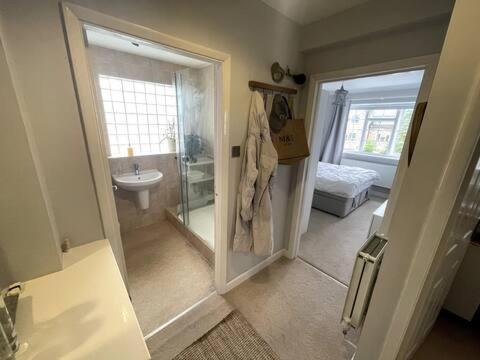 Cosy Kew Flat With Two Bedrooms *