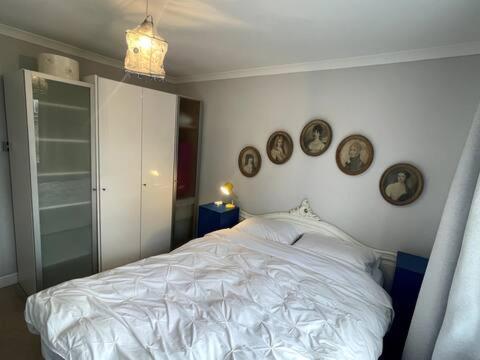 Cosy Kew Flat With Two Bedrooms *