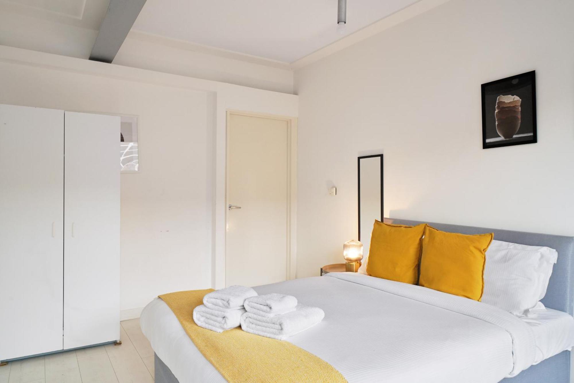 Modern Two Bed Apartment *