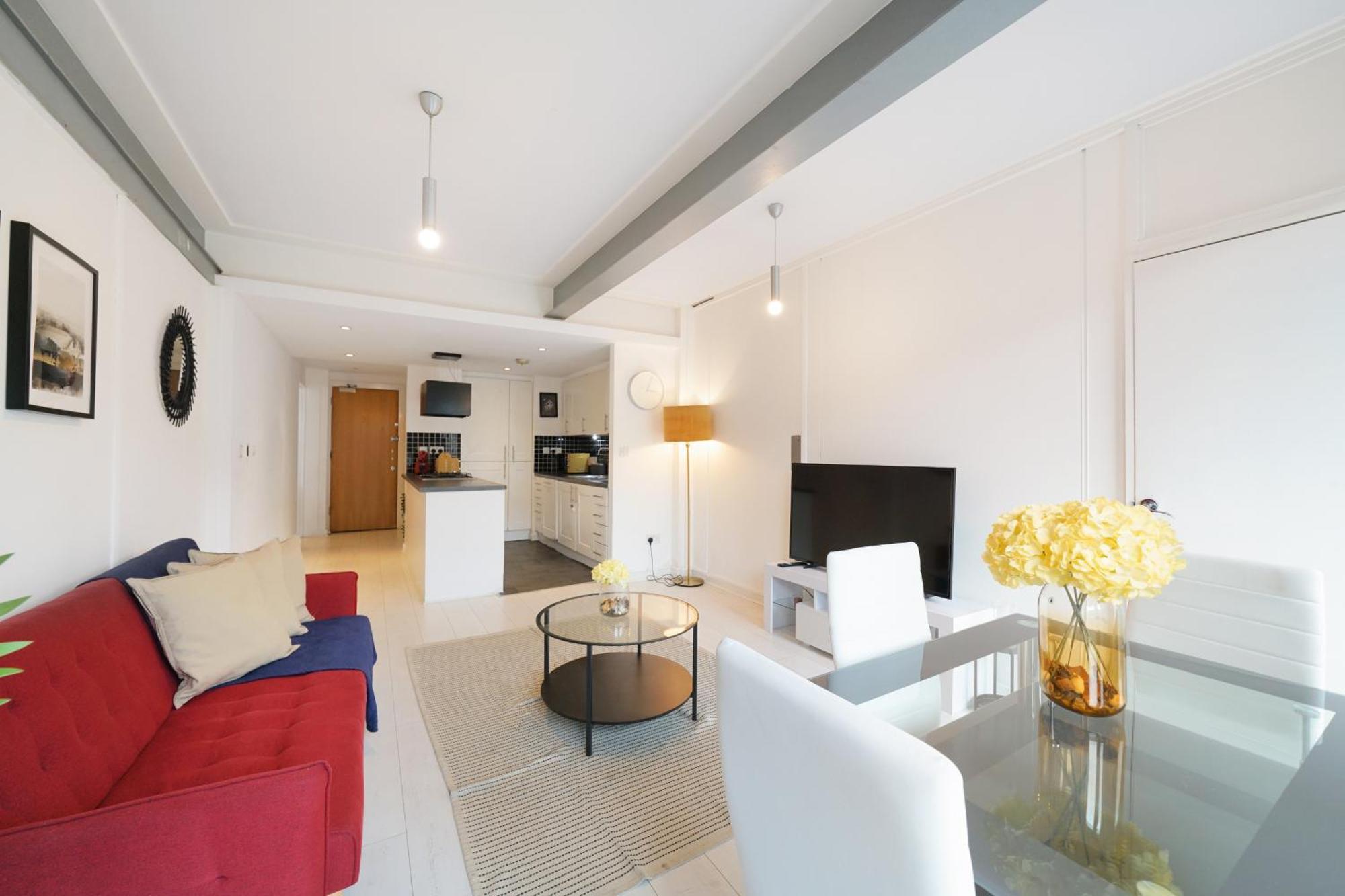 Modern Two Bed Apartment *