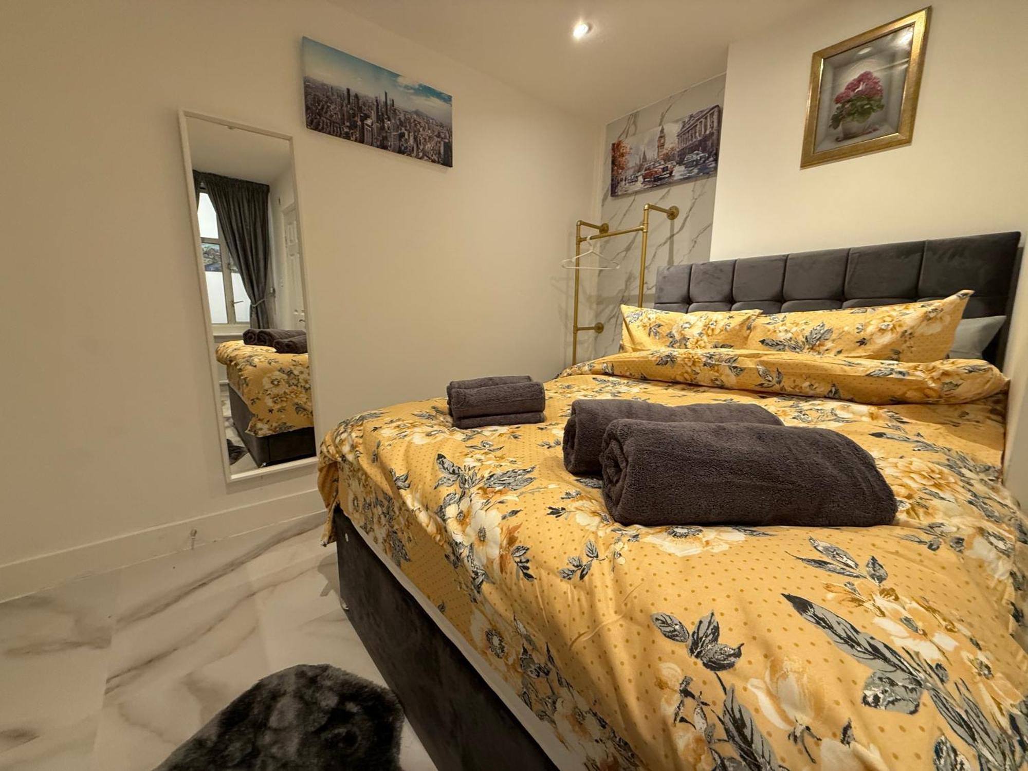 Luxury In Victoria, 7 Minutes Walk To Victoria Station, 2 Habitación en casa particular