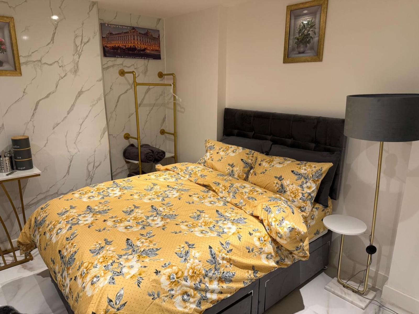 Luxury In Victoria, 7 Minutes Walk To Victoria Station, 1 Homestay