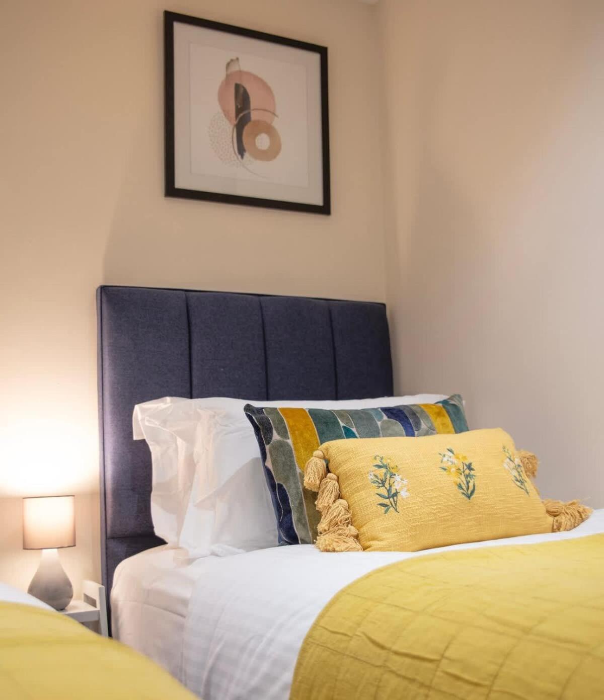 Westminster Two Bed One Bath Sleeps 5 London