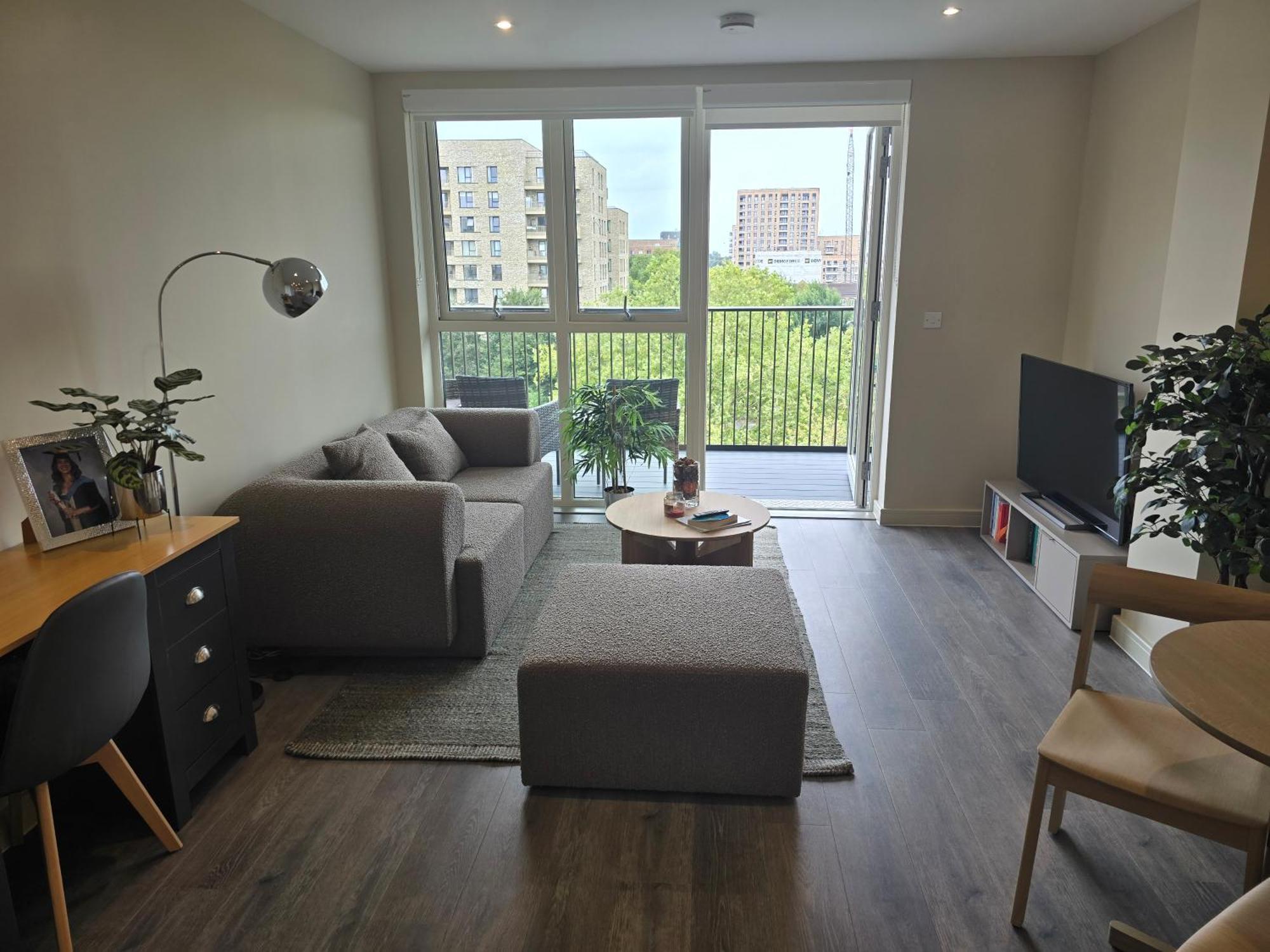 Luxury One Bedroom Flat With Balcony Apartment *