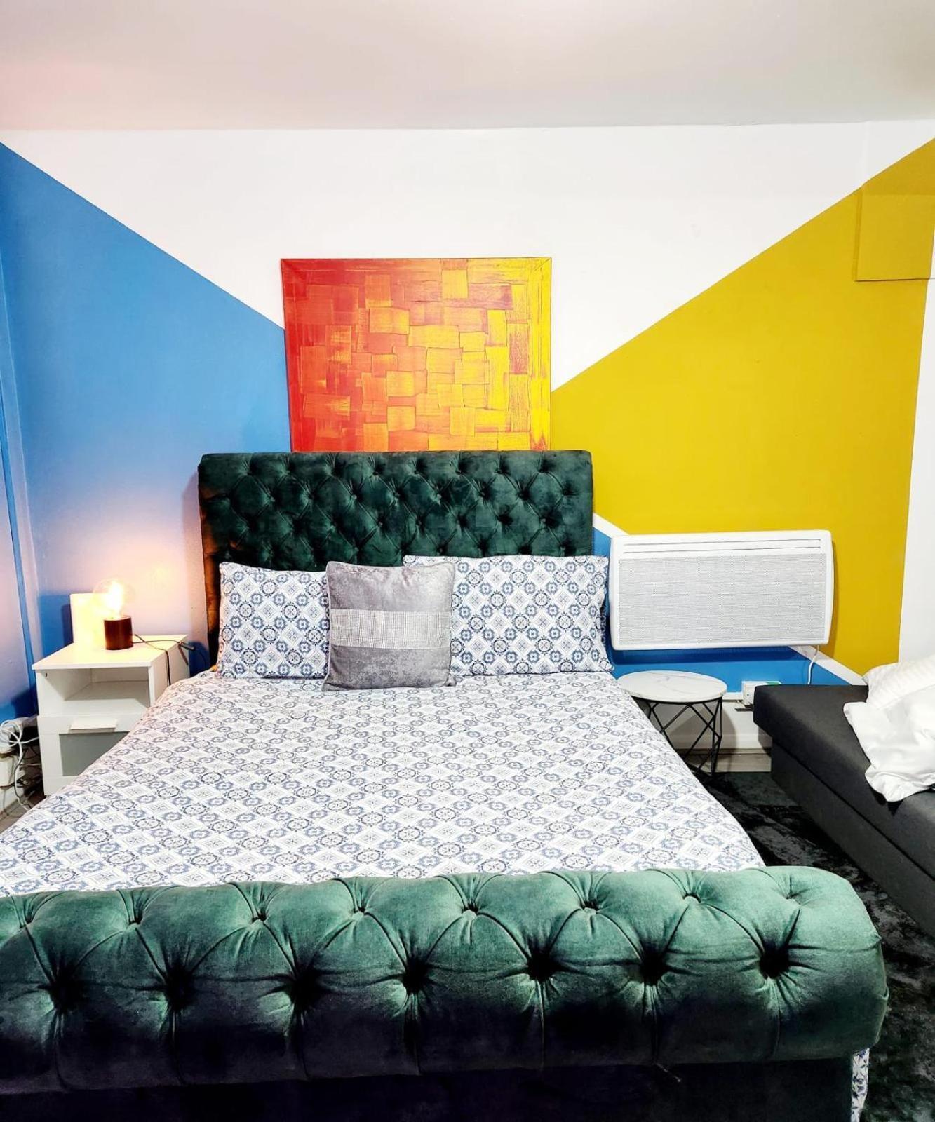 New Deluxe Apt-2 London