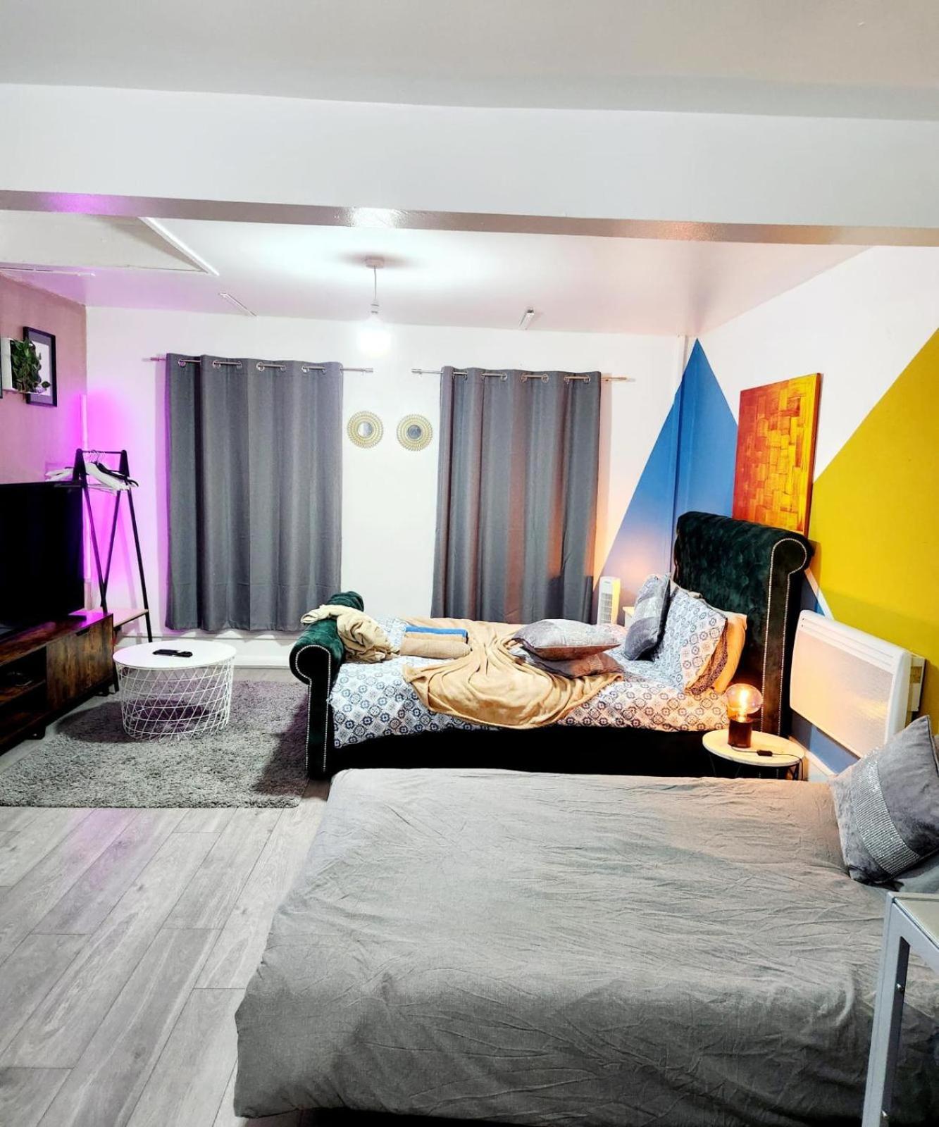 New Deluxe Apt-2 London