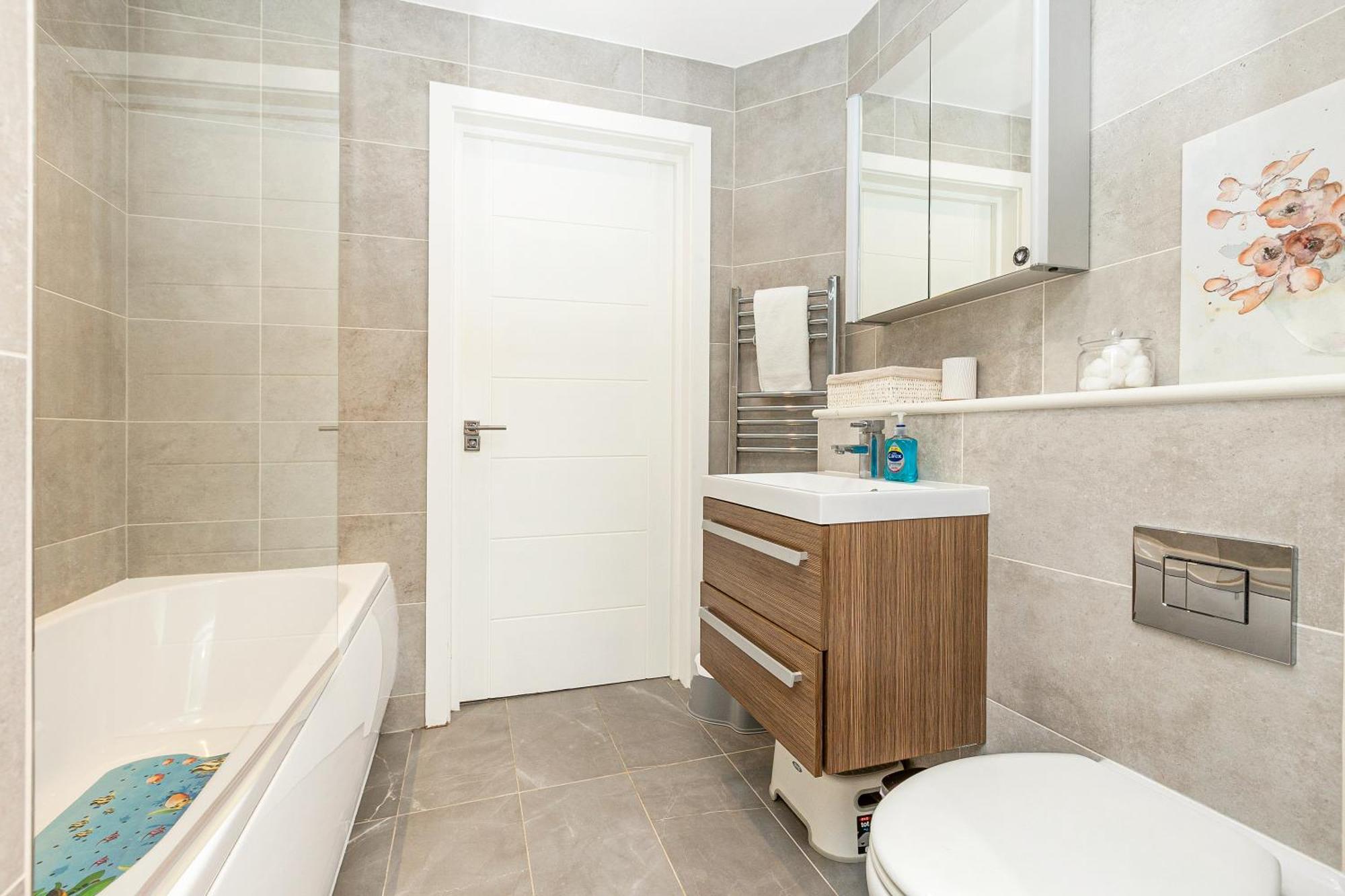 Stylish 2br Flat, 6 Min Chiswick Park Tube Apartment *