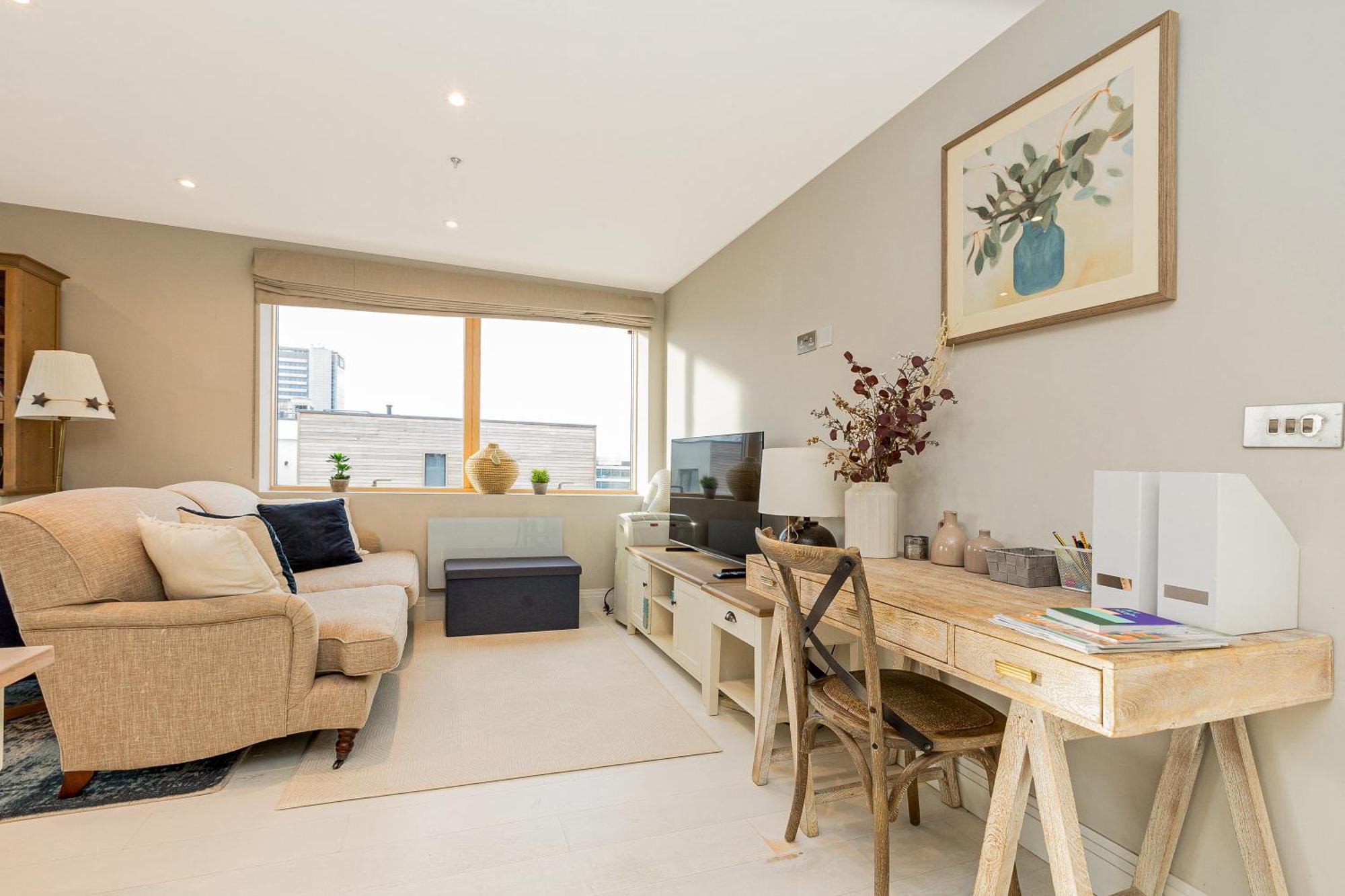 Stylish 2br Flat, 6 Min Chiswick Park Tube Apartment *