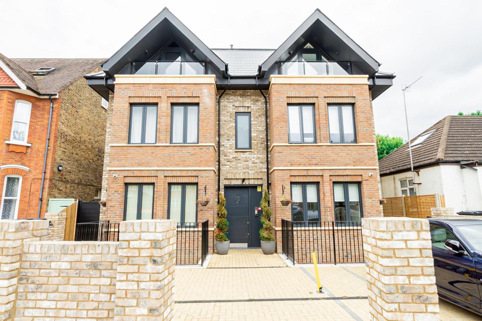 Superb Floor 1-bedroom Flat With Charming Two Balconies Apartment *