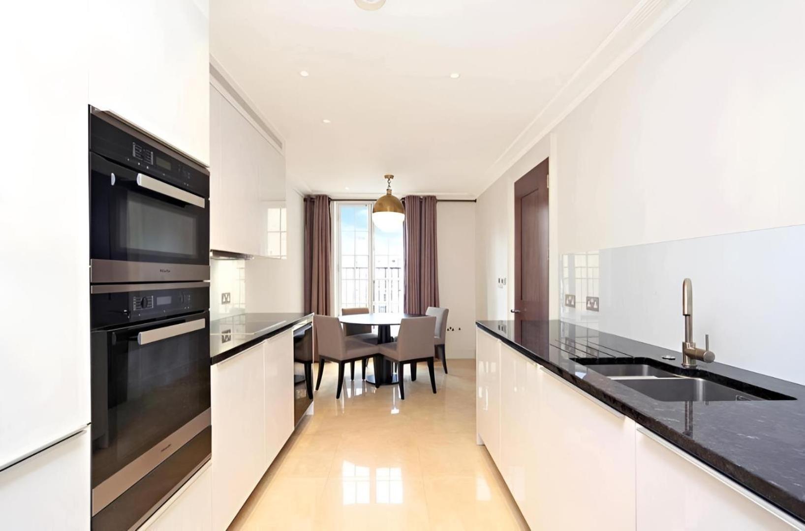 4 Million Pound Large Mayfair Sleeps 6 London