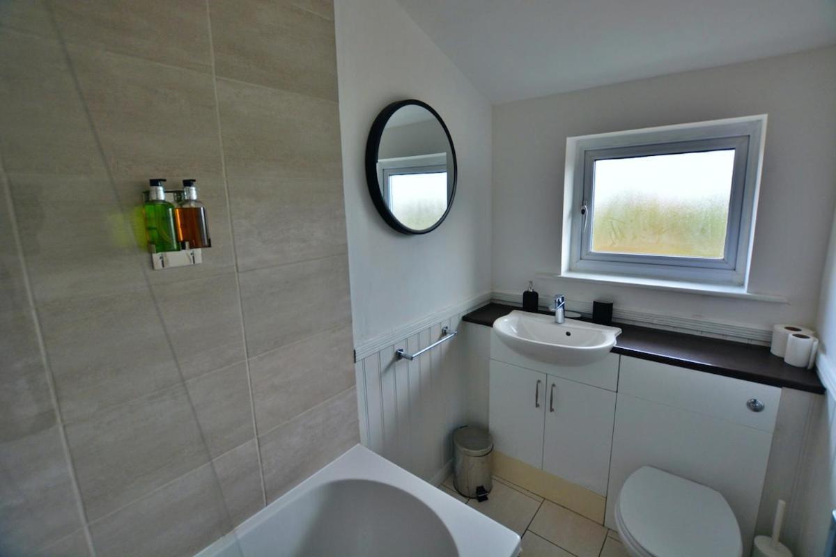 3 Bed Home, Free Parking & Self Check In London