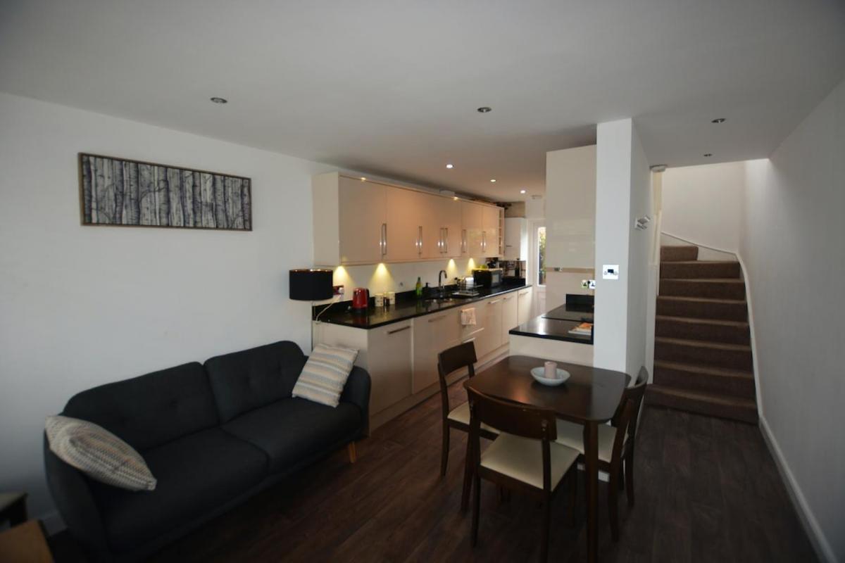 3 Bed Home, Free Parking & Self Check In Apartment *
