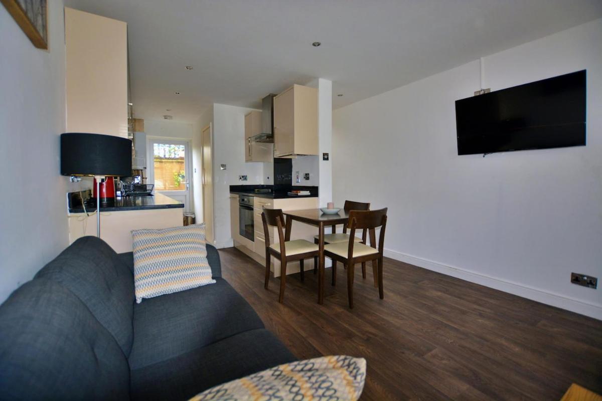 3 Bed Home, Free Parking & Self Check In London