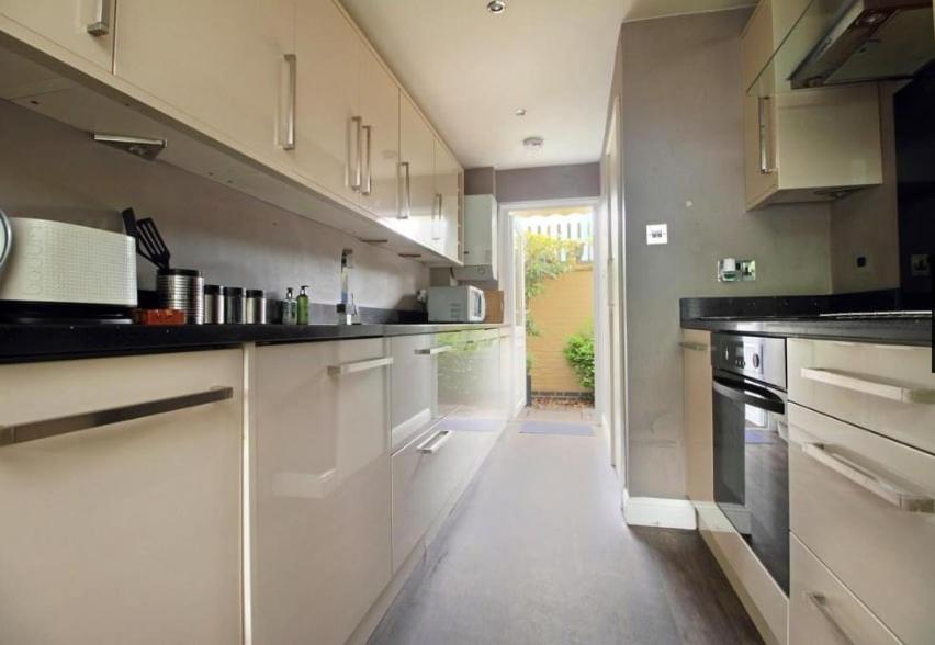 3 Bed Home, Free Parking & Self Check In London