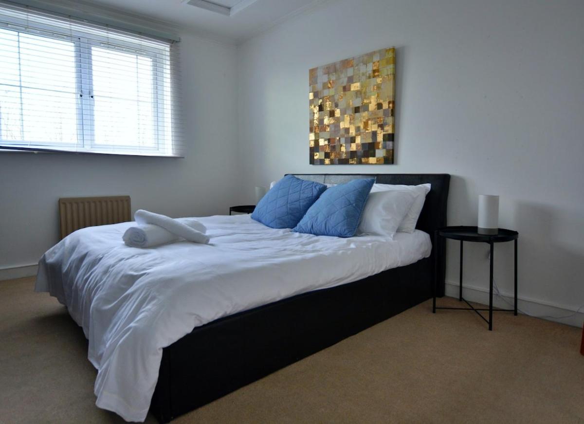 3 Bed Home, Free Parking & Self Check In Apartment