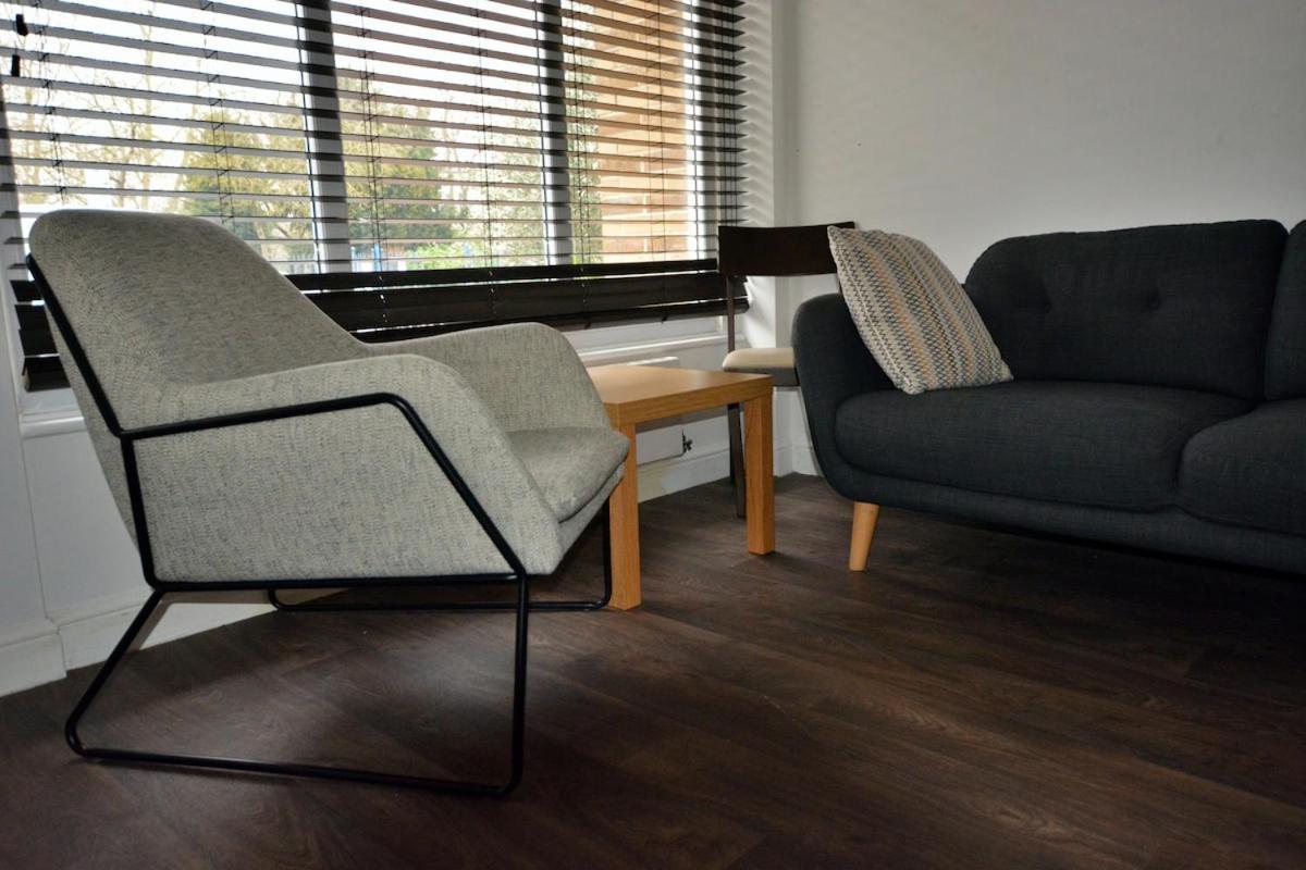 3 Bed Home, Free Parking & Self Check In Apartment *