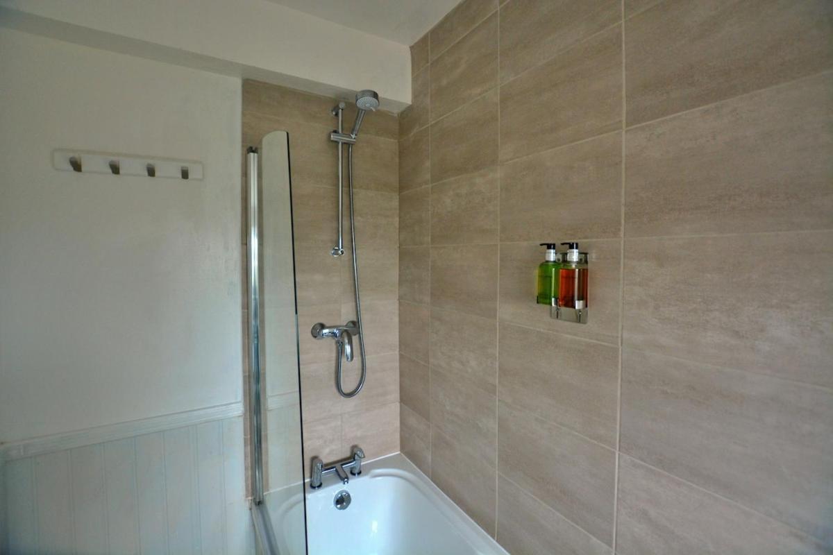 3 Bed Home, Free Parking & Self Check In London