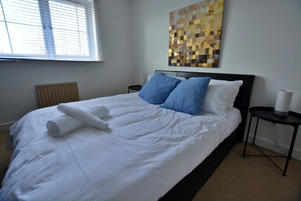 3 Bed Home, Free Parking & Self Check In Apartment