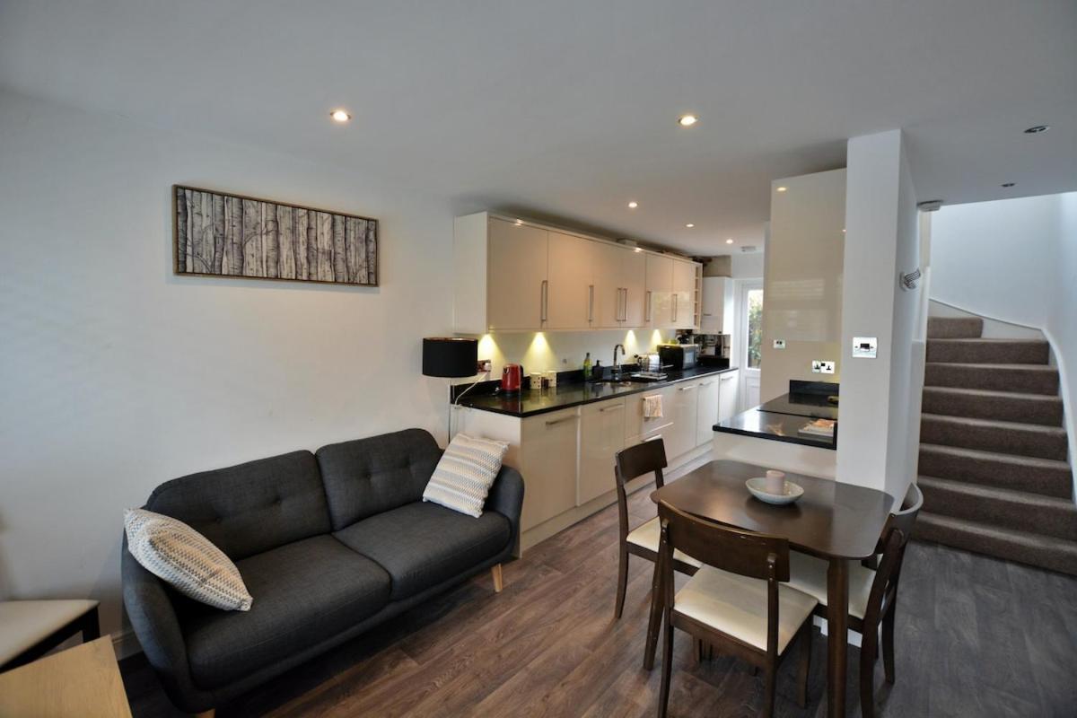 Apartment 3 Bed Home, Free Parking & Self Check In *
