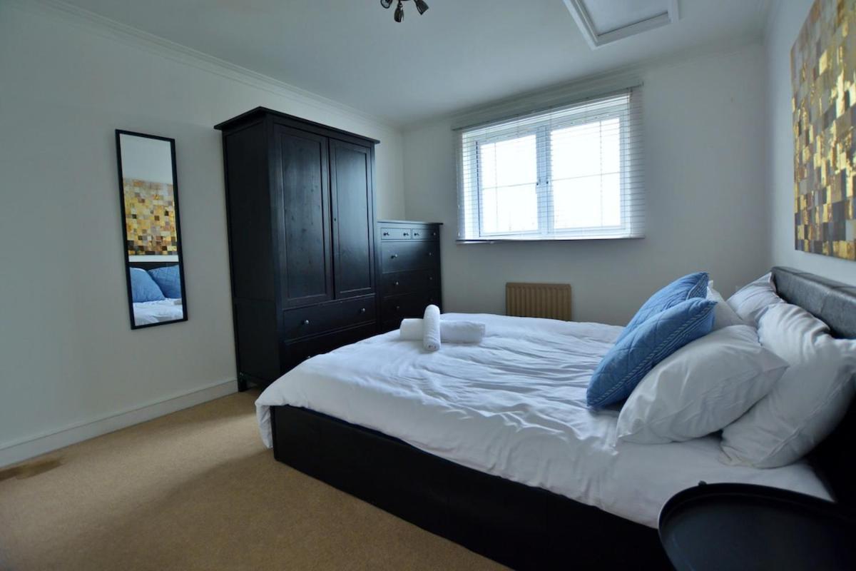 Apartment 3 Bed Home, Free Parking & Self Check In London