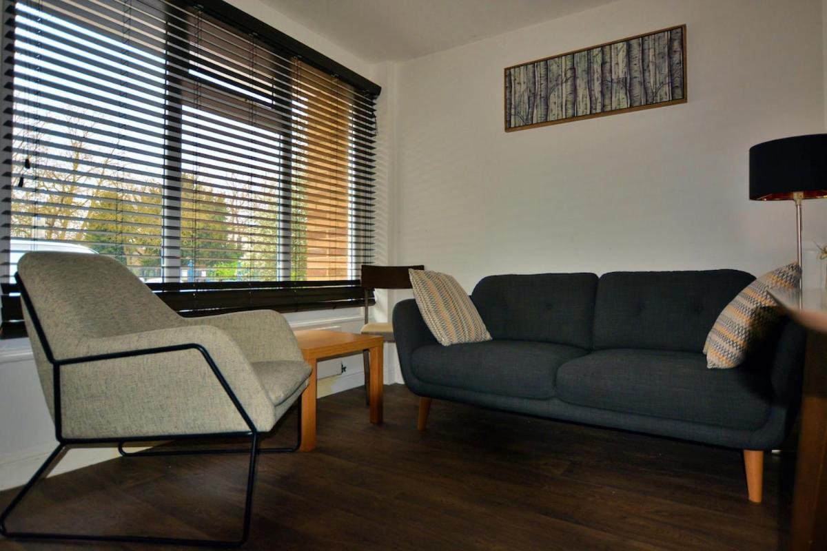 3 Bed Home, Free Parking & Self Check In * London
