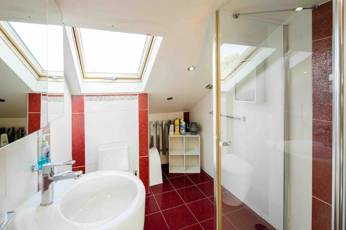 Apartment Huge 6 Beds House In Zone 2 London-mobilerateoffers-families-leisure-parking-wifi-pooltable-netflix-sleeps15! *