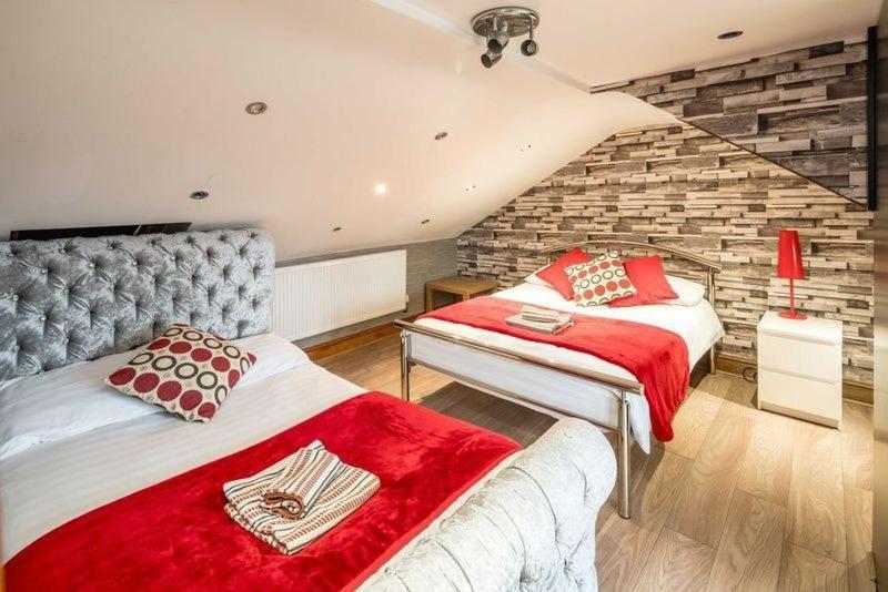Huge 6 Beds House In Zone 2 London-mobilerateoffers-families-leisure-parking-wifi-pooltable-netflix-sleeps15! * London
