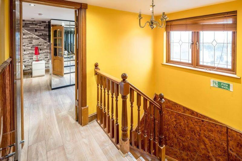 Huge 6 Beds House In Zone 2 London-mobilerateoffers-families-leisure-parking-wifi-pooltable-netflix-sleeps15! *